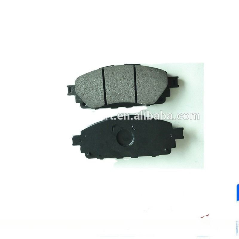 Les roues de freinage avant sont de couleur noire.